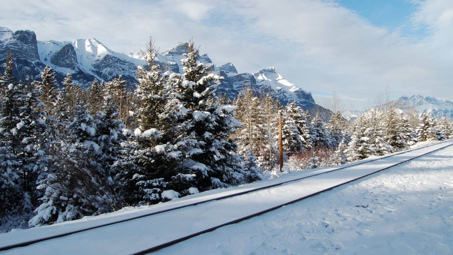 11 Snowy Train Rides That Prove Winter Might Just Be The Most Beautiful ...