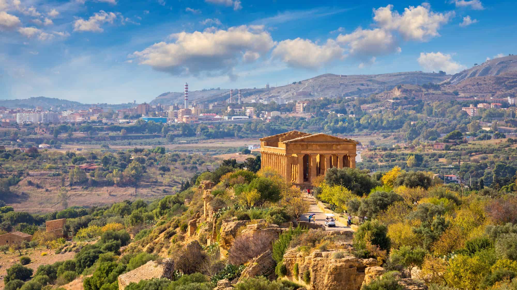 Valley of the Temples (Valle dei Templi), The Temple of Concordia, an ancient Greek Temple built in the 5th century BC, Agrigento, Sicily. Temple of Concordia, Agrigento, Sicily, Italy